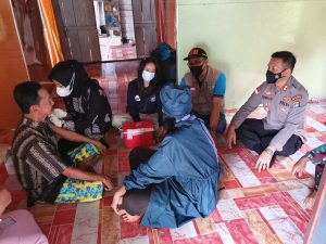 Kapolres Anambas Turun Langsung Bagikan Sembako Dan Vaksinasi Masyarakat Di Desa Putik