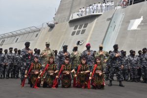 Jelang Fase Laut Latma CARAT 2021, Kapal Perang USS Jackson Tiba Di Surabaya
