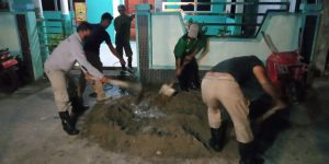 Jalan Di Daerah Pasar Impres Berlubang, Kelurahan Tarempa Bersama KJK Lakukan Kebun