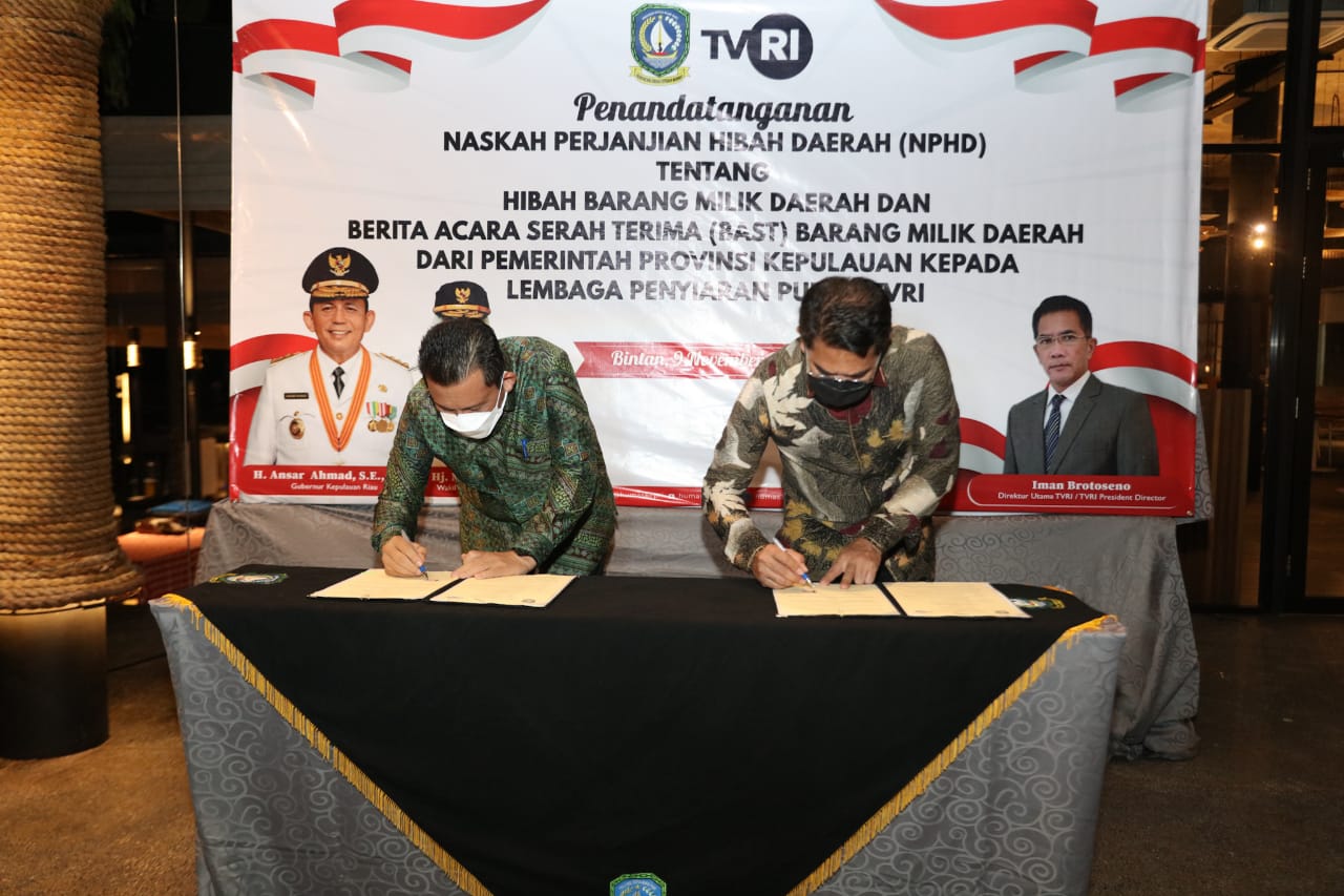 Gubernur Kepri H. Ansar Ahmad bersama Dirut LPP TVRI Iman Brotoseno menandatangani Naskah Perjanjian Hibah Daerah (NPHD)