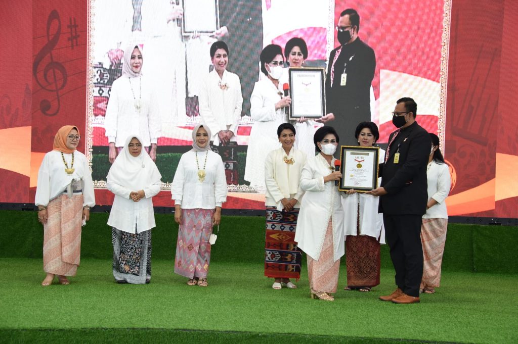 Ibu Negara Republik Indonesia Hj. Iriana Joko Widodo secara virtual pada acara Angklung Mendunia