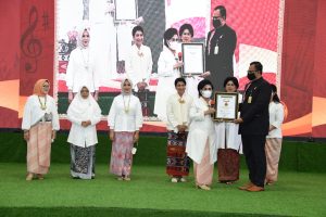 Angklung Mendunia Pecahkan Rekor MURI