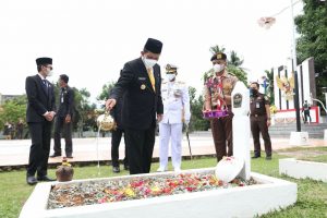 Gubernur Ansar Ziarah ke TMP Pusara Bhakti Batu 5