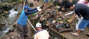 Kelurahan Tarempa Bersama Tim Saber Lakukan Pembersihan Aliran Sungai Di Jalan Raden Saleh