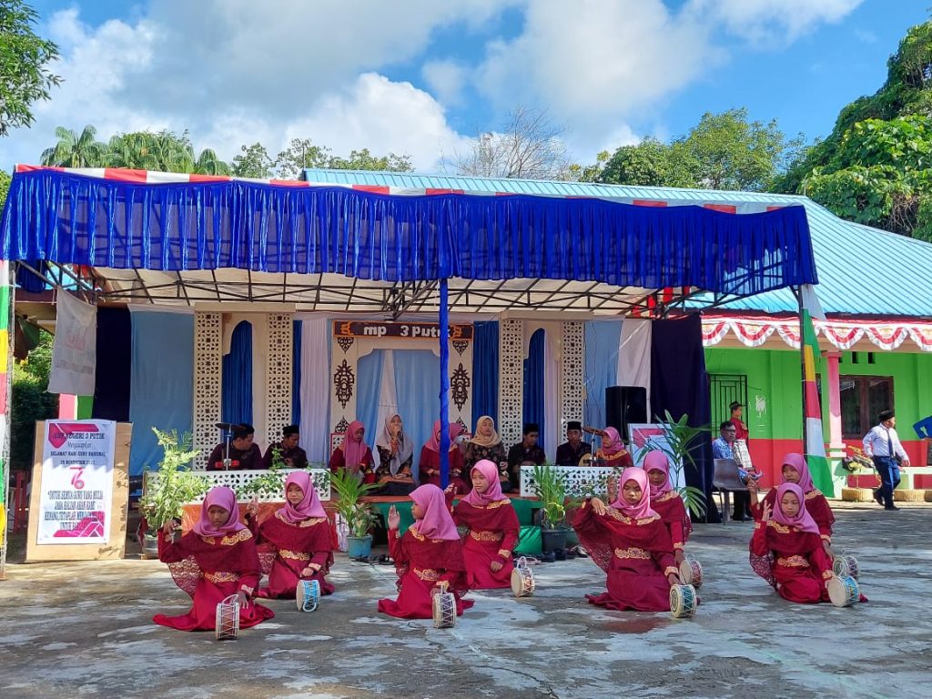 Bazaar SMP Negeri 3 Putik Pamerkan Kuliner Dan Cinderamata Tradisional