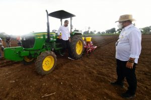 Pakai Traktor Menteri Airlangga dan Syahrul Yasin Limpo, Live Presiden Jokowi Tanam Jagung