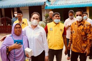 Nenek Any Teteskan Air Mata Karena Anggota DPR RI Cen Sui Lan Lakukan ini