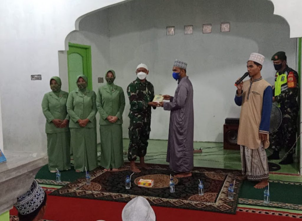 Komandan Kodim Dandim 0318 Natuna, Letkol Arm Asep Ridwan, bekerjasama dengan Rumah Buku Salman, menyerahkan Kitab Suci Al-Qur'an kepada santri