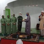 Kunjungi Pesantren Fastabhikul Khoirot Dandim Serahkan Al-Quran