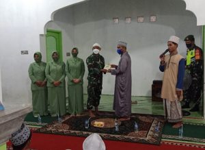 Kunjungi Pesantren Fastabhikul Khoirot Dandim Serahkan Al-Quran