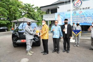 Gubernur Kepri Ansar Ahmad Serahkan Mobil Operasional Untuk Bakamla Di Batam