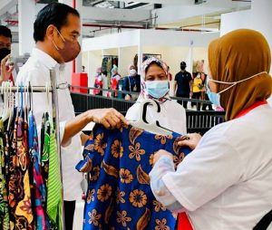 Resmikan Pasar Besar, Presiden Tidak Luput Lihat Pakaian Serta Jajanan Khas Ngawi