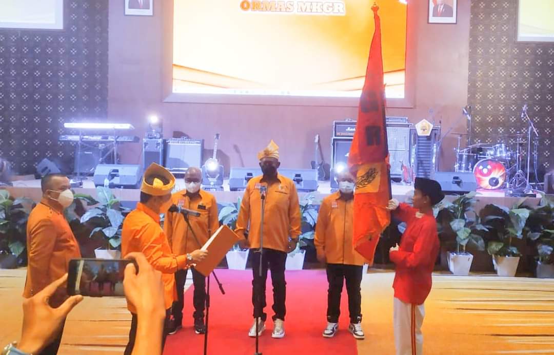Ketua umum Dewan Pimpinan Pusat (DPP) Ormas Musyawarah Kekeluargaan Gotong Royong (MKGR) melantik kepengurusan MKGR Kepri