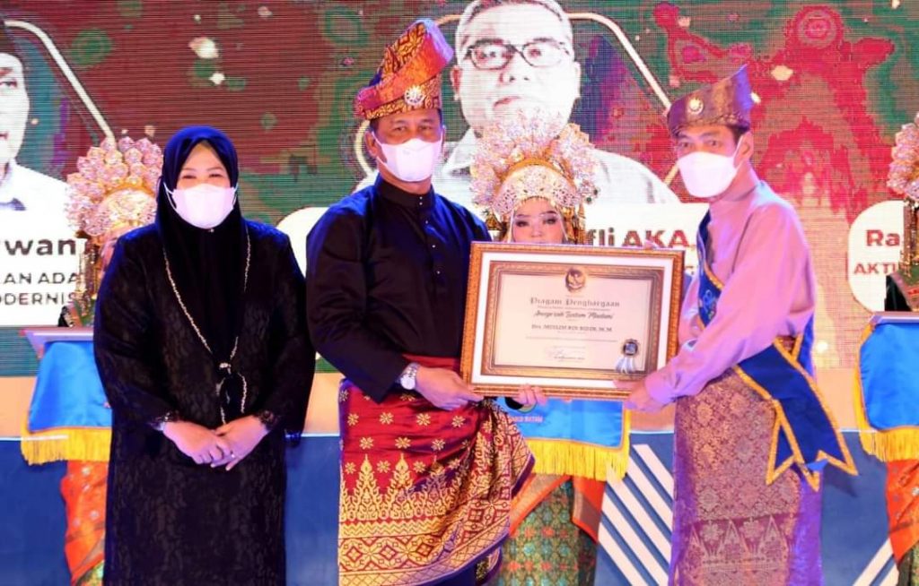 Sebanyak delapan tokoh di Batam menerima penghargaan dalam Anugerah Batam Madani 2021, Sabtu (18/12/2021)