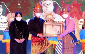 Walikota Batam Anugerahi Delapan Tokoh Karena Lakukan ini