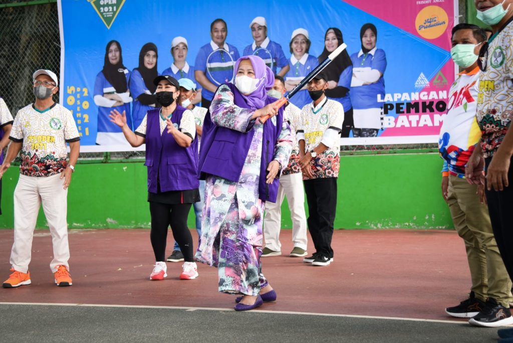 Pakai Baju Kurung Rompi Unggu Wagub Marlin Buka PTS Open 2021 Mix Double