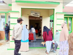 Babinkamtibmas Polsek Palmatak Pantau Pemilihan PAW Kades Batu Ampar