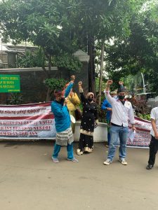 Penggiat Anti Korupsi Kepri Kunjungi Kejagung Dengan Aksi