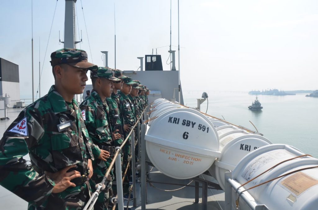 821 Siswa TNI AL Latihan Praktek Diatas KRI Surabaya 591