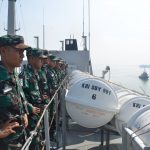 821 Siswa TNI AL Latihan Praktek Diatas KRI Surabaya 591