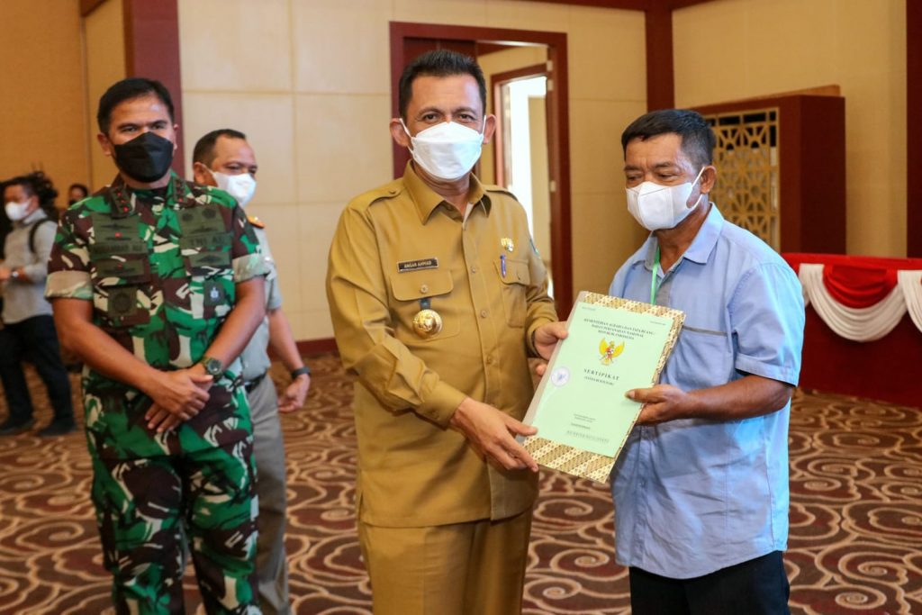 Gubernur Kepri Serahkan Sertifikat Tanah Milik Masyarakat