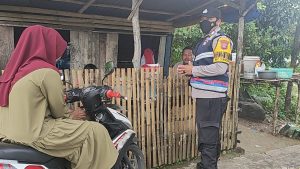 Pendekatan Kepada Masyarakat, Bhabinkamtibmas Polres Anambas Rangkul Masyarakat Terapkan Prokes