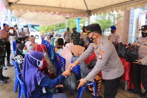 Kapolres Anambas Berikan Sembako Kepada Masyarakat Yang Sudah Tervaksin Di Gerai Vaksinasi