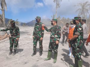 Kasad Kunjungi Prajurit dan Warga Terdampak Bencana Gunung Semeru