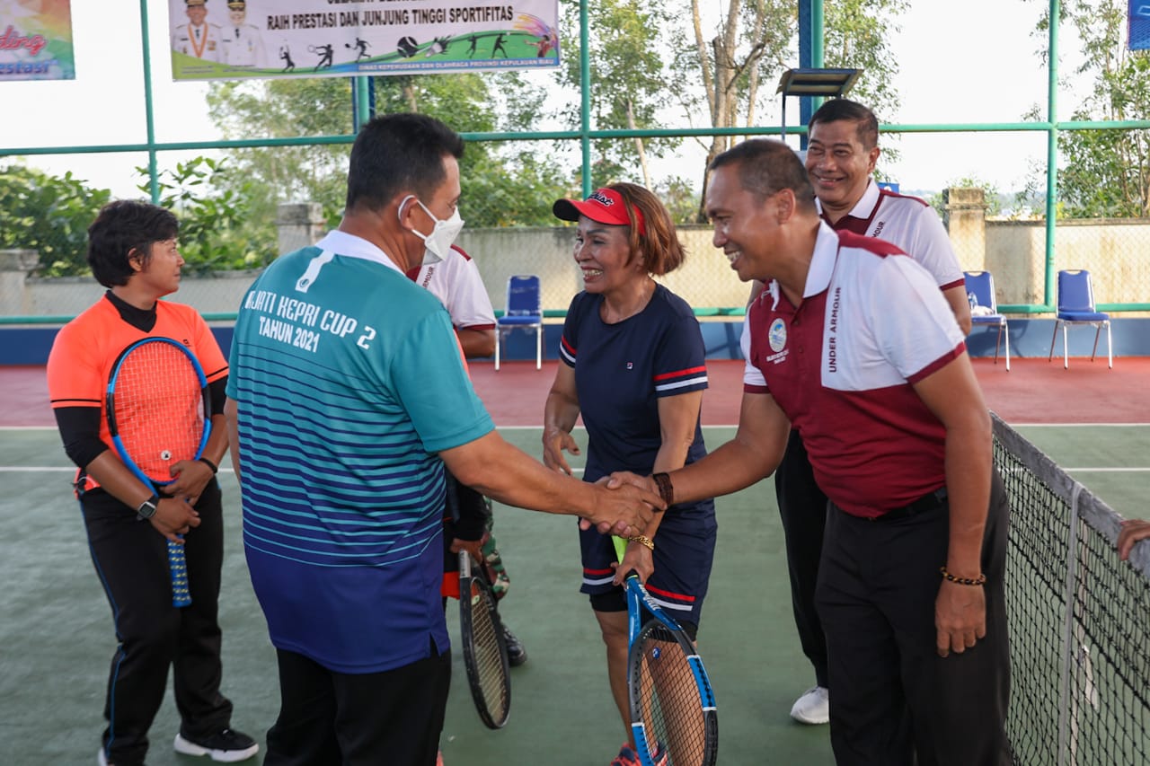 Gubernur Kepulauan Riau H. Ansar Ahmad menghadiri hari pertama penyelenggaraan Kajati Kepri Cup 2 Tenis Tournament Tahun 2021