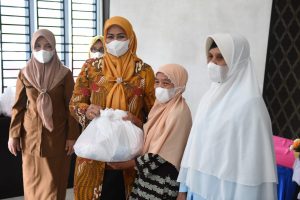 Sambut Hari Ibu, TP PKK Kepri Salurkan Sembako Pemerintah