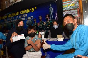 Tinjau Vaksinasi Anak, Dewi Iwan Isnurwanto Berikan Semangat Kepada Siswa SD