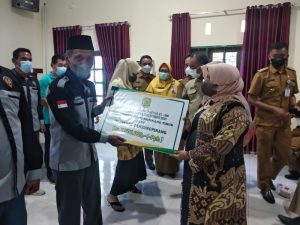 Serahkan Insentif RT RW, Wako Tanjungpinang Usahakan Tahun Depan Akan Diberikan Setiap Bulan