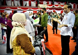 Rakyat Gembira Saat Sepeda Presiden Kembali Dibagikan