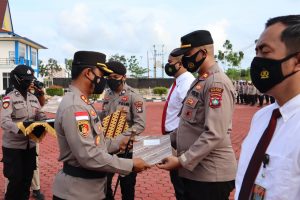 Kapolres Bintan Berikan 65 Penghargaan Personel Prestasi