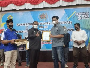 Bupati Karimun Berikan Penghargaan Organisasi Pers Atas Sukseskan Kegiatan ini
