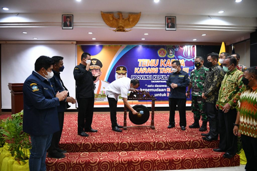 Gubernur Ansar bersama Wakil Ketua Umum Pengurus Nasional Karang Taruna Budi Setiawan membuka secara langsung Temu Karya Karang Taruna III Provinsi Kepulauan Riau