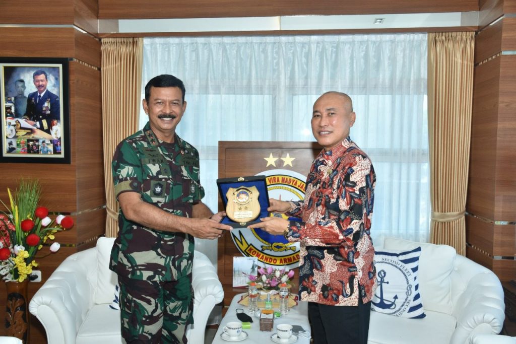 Panglima Koarmada II Laksda TNI Dr. Iwan Isnurwanto menerima Kunjungan Kepala Dinas Pendidikan (Kadisdiknas) Jawa Timur Dr.Ir. Wahid Wahyudi