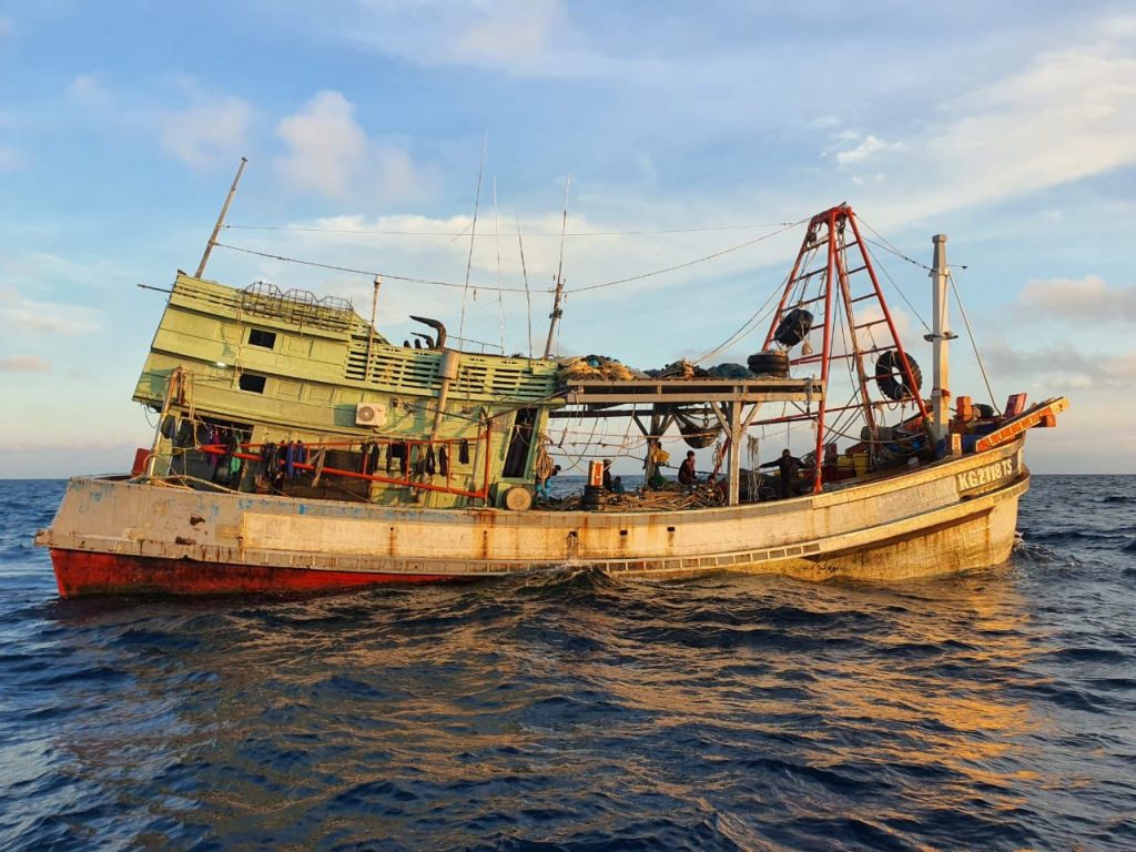 Badan Keamanan Laut Republik Indonesia (Bakamla RI) KN Pulau Dana-323, berhasil menangkap Kapal Ikan Asing (KIA)