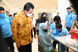 Gubernur Ansar Ke Batam Tinjau Vaksinasi Anak yang Dilaksanakan BINDA dan APINDO