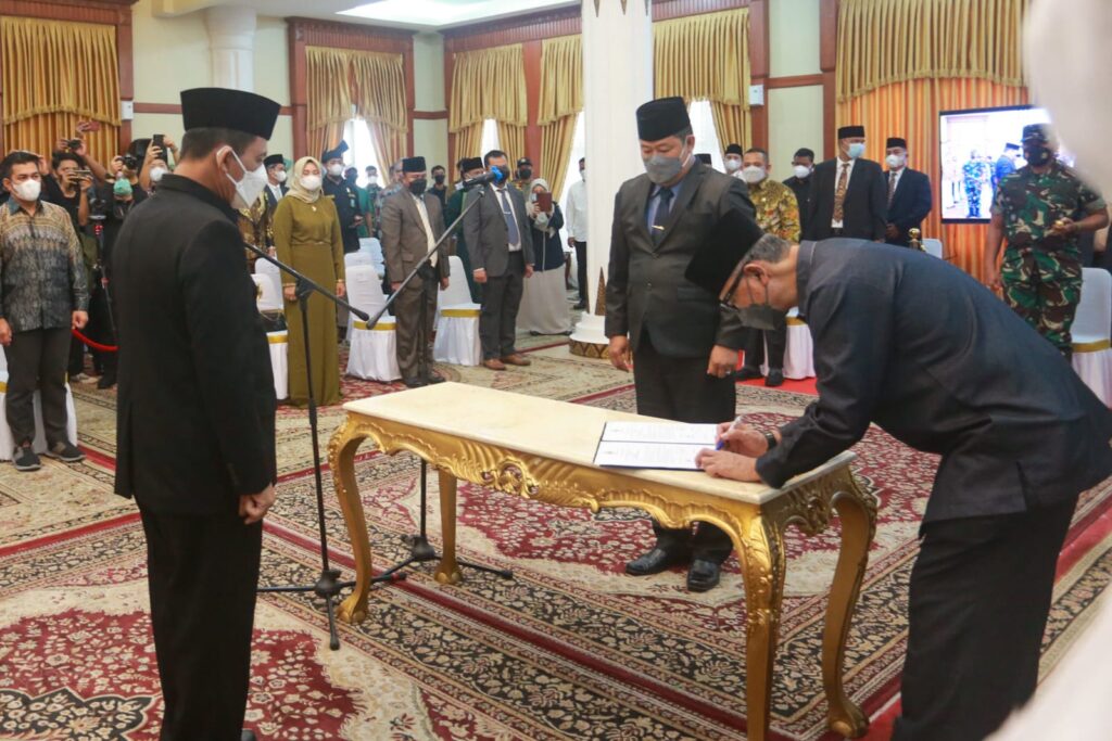 Gubernur Kepulauan Riau (Kepri) H. Ansar Ahmad resmi melantik dan mengambil sumpah jabatan Awaluddin