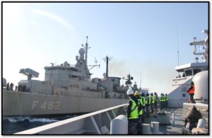 Dari Tengah Laut KRI Sultan Iskandar Muda-367 Dan Kapal Perang Yunani Saling Tukar Cenderamata