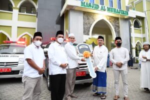 Subuh di Batam Gubernur Ansar Serahkan Hibah 3 Unit Mobil Jenazah di Masjid Al-Muhajirin
