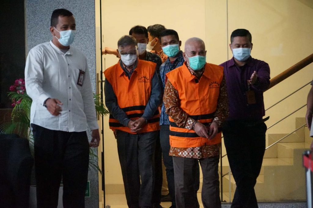 Komisi Pemberantasan Korupsi (KPK) menetapkan Mantan Walikota Banjar periode 2003-2008 dan periode 2008-2013 Herman Sutrisno (HS) dan Direktur CV Prima Rahmat Wardi (RW) tersangka.