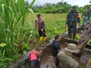 Demi Lingkungan Bersih TNI Dan Polri Natuna Rela Masuk Parit Cegah Terjadinya Banjir