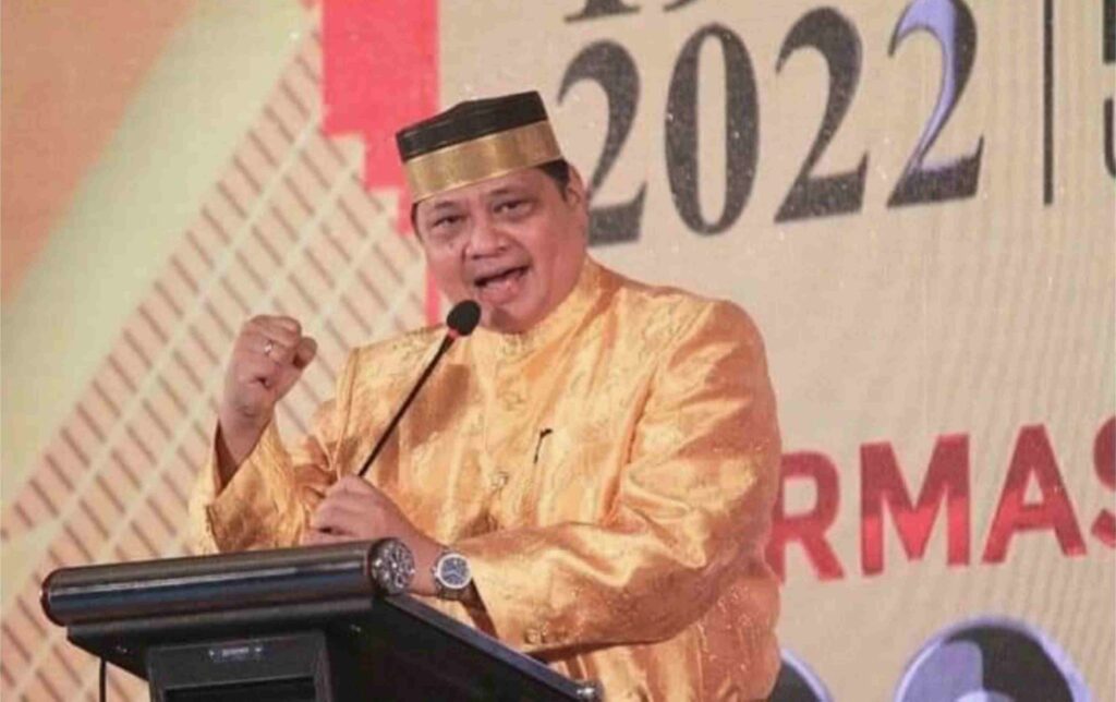 Airlangga Hartarto Pakai Songkok To Bone Optimistis Bersama Ormas MKGR Golkar Menuju 2024