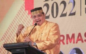 Airlangga Hartarto Pakai Songkok To Bone Optimistis Bersama Ormas MKGR Golkar Menuju 2024