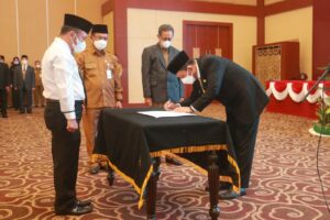 Pesan Gubernur Ansar Usai Melantik Kepala Sekolah dan Pengawas SMA, SMK, dan SLB