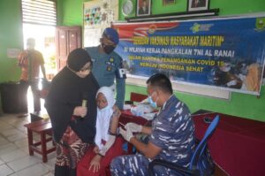 Lanal Ranai Gelar Serbuan Vaksin Maritim Di Sekolah Dasar