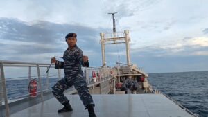 Prajurit KRI Sungai Gerong-906 Latihan Nunchaku Di Tengah Ayunan Ombak