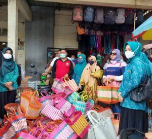 Lurah Tarempa Kolaborasi Dengan Dishub LH Bagikan 350 Tas Ramah Lingkungan